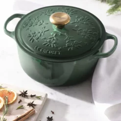Le Creuset 4.5 Qt. Signature Dutch Oven | Noel (Artichaut) 11 Le Creuset 4.5 Qt. Signature Dutch Oven | Noel (Artichaut) -Food Prep Tools Shop rs17644 22 lca q4 noelchristmastreerdo vert ret